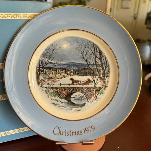 Vintage 1979 AVON Christmas Plate 7th Edition "Dashing Through the Snow" - Picture 3 of 3